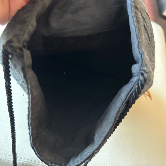 Chic Feather-Embellished Crossbody Bag in Black and Brown - Picture 4 of 6